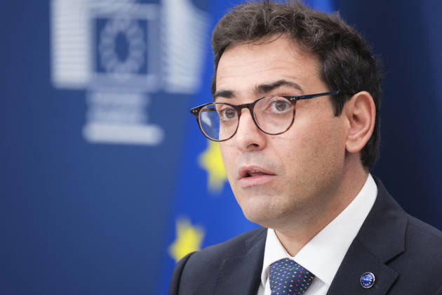 News Bilder des Tages Stephane Sejourne During Critical Raw Materials Announcement - Brussels Stephane Sejourne, vice-president of the European Commission responsible for prosperity and industrial strategy, speaks to media at the Berlaymont building, headquarters of the European Commission in Brussels, Belgium on October 9, 2026. The European Commission approves 46 new strategic projects focused on extraction, processing and recycling of critical raw materials across the EU to meet 2030 targets set by the Critical Raw Materials Act, aiming to reduce dependence on single suppliers and strengthen value chains in batteries, defense, aerospace and permanent magnets sectors. The decision follows RESourceEU mobilizing over 2 billion euros in financial support and comp  Copyright: xANDBZ ABACAx