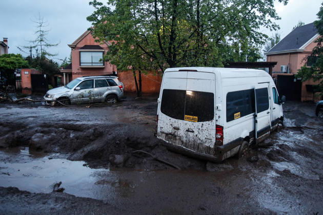 Santiago, October 9, 2026: Consequences of a mudslide that affected the area from San Carlos de Apoquindo to Los Dominicos in the Las Condes district, causing widespread damage and sweeping away vehicles and people. Diego Martin Aton, Chile, Aton 1198069 jpeg  Copyright: DIEGOxMARTIN ATONxCHILE