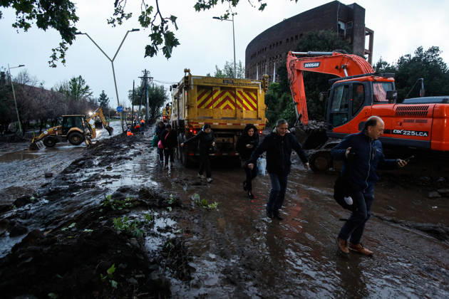 Santiago, October 9, 2026 Consequences of a mudslide that affected the area from San Carlos de Apoquindo to Los Dominicos in the Las Condes district, causing widespread damage and sweeping away vehicles and people. Diego Martin Aton, Chile, Aton 1198057 jpeg  Copyright: DIEGOxMARTIN ATONxCHILE
