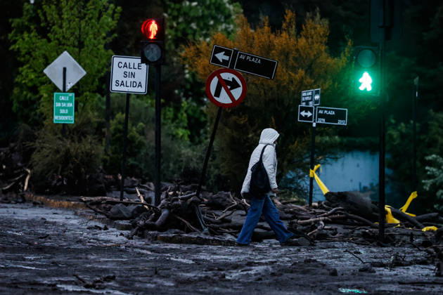 Santiago, October 9, 2026 Consequences of a mudslide that affected the area from San Carlos de Apoquindo to Los Dominicos in the Las Condes district, causing widespread damage and sweeping away vehicles and people. Diego Martin Aton, Chile, Aton 1198064 jpeg  Copyright: DIEGOxMARTIN ATONxCHILE