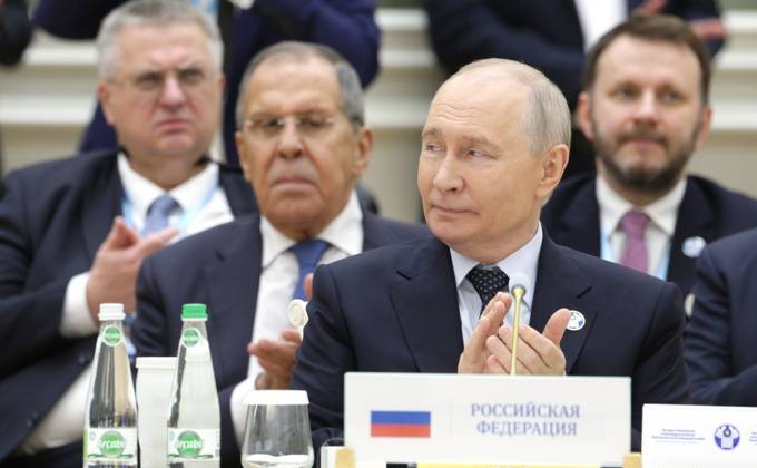 RECORD DATE NOT STATED TURKMENISTAN, BALKAN PROVINCE - Russia s President Vladimir Putin attends an expanded meeting of the CIS Council of Heads of State in Turkmenbashi. KremlinxPool