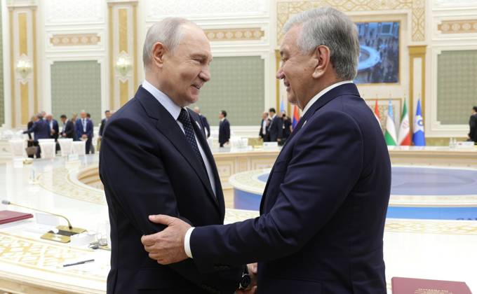 RECORD DATE NOT STATED 09.10.2026. -TURKMENISTAN, BALKAN PROVINCE - Russia s President Vladimir Putin (L) and Uzbekistan s President Shavkat Mirziyoyev shake hands after an expanded meeting of the CIS Council of Heads of State in Turkmenbashi. KremlinxPool