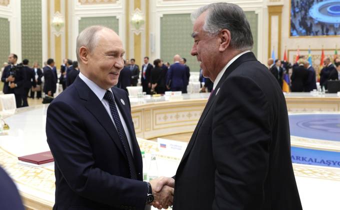 RECORD DATE NOT STATED 09.10.2026. - TURKMENISTAN, BALKAN PROVINCE - Russia s President Vladimir Putin and Tajikistan s President Emomali Rahmon shake hands after an expanded meeting of the CIS Council of Heads of State in Turkmenbashi. KremlinxPool