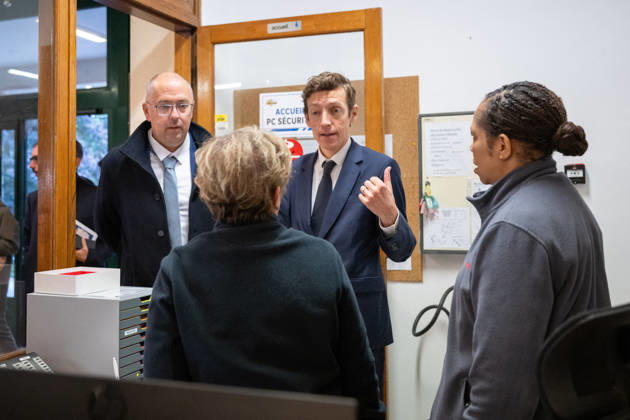 Edouard Geffray Visit an High School Lycee - Cachan French Education Minister Edouard Geffray and Lycee Polyvalent s Headteacher Antoine Milovanovic during a visit to the high school Lycee Polyvalent de Cachan, in Cachan, on the outskirts of Paris, France on October 9, 2026, on the sidelines of a nationwide protest movement of students over learning conditions. Photo by Alexis Jumeau ABACAPRESS.COM Cachan France Copyright: xJumeauxAlexis ABACAx
