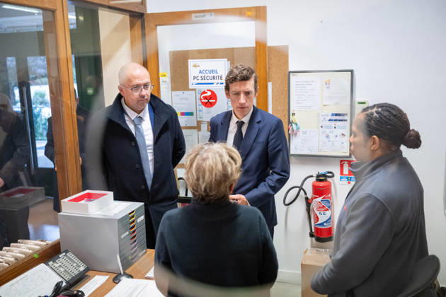 Edouard Geffray Visit an High School Lycee - Cachan French Education Minister Edouard Geffray and Lycee Polyvalent s Headteacher Antoine Milovanovic during a visit to the high school Lycee Polyvalent de Cachan, in Cachan, on the outskirts of Paris, France on October 9, 2026, on the sidelines of a nationwide protest movement of students over learning conditions. Photo by Alexis Jumeau ABACAPRESS.COM Cachan France Copyright: xJumeauxAlexis ABACAx