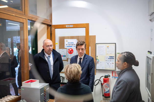 Edouard Geffray Visit an High School Lycee - Cachan French Education Minister Edouard Geffray and Lycee Polyvalent s Headteacher Antoine Milovanovic during a visit to the high school Lycee Polyvalent de Cachan, in Cachan, on the outskirts of Paris, France on October 9, 2026, on the sidelines of a nationwide protest movement of students over learning conditions. Photo by Alexis Jumeau ABACAPRESS.COM Cachan France Copyright: xJumeauxAlexis ABACAx