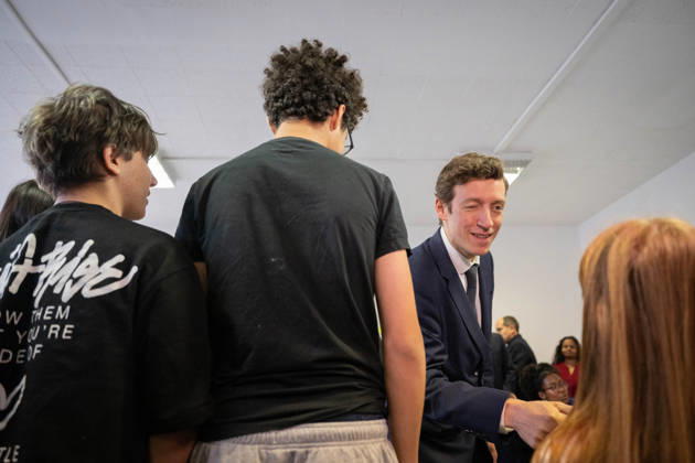 Edouard Geffray Visit an High School Lycee - Cachan French Education Minister Edouard Geffray speaks to students during a visit to the high school Lycee Polyvalent de Cachan, in Cachan, on the outskirts of Paris, France on October 9, 2026, on the sidelines of a nationwide protest movement of students over learning conditions. Photo by Alexis Jumeau ABACAPRESS.COM Cachan France Copyright: xJumeauxAlexis ABACAx
