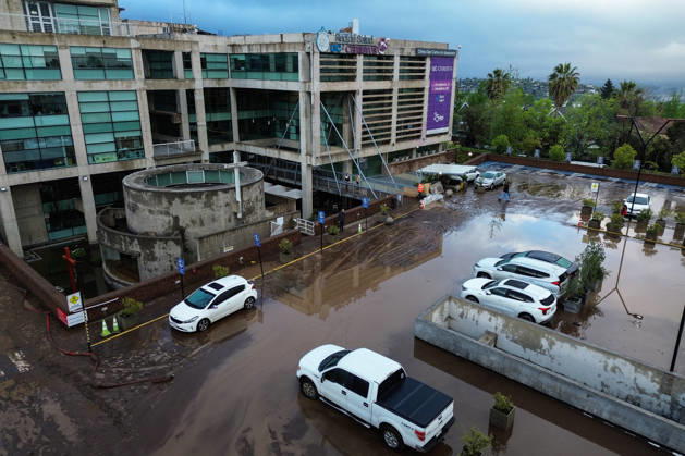 Santiago, October 9, 2026: Consequences of a mudslide that affected the area from San Carlos de Apoquindo to Los Dominicos in the Las Condes district, causing widespread damage and sweeping away vehicles and people. Diego Martin Aton, Chile, Aton 1198072 jpeg  Copyright: DIEGOxMARTIN ATONxCHILE