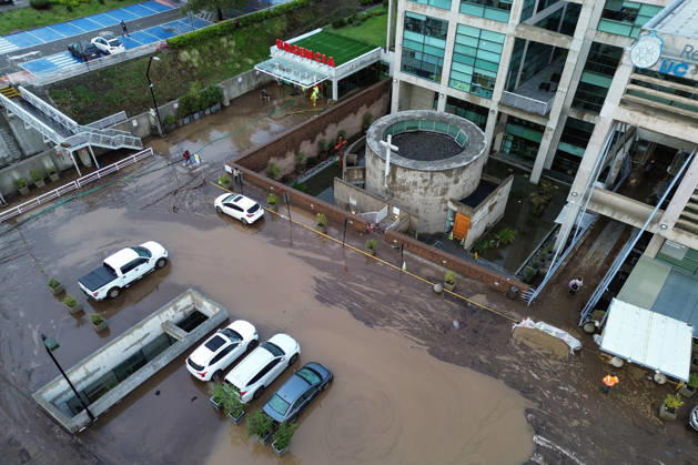 Santiago, October 9, 2026 Consequences of a mudslide that affected the area from San Carlos de Apoquindo to Los Dominicos in the Las Condes district, causing widespread damage and sweeping away vehicles and people. Diego Martin Aton, Chile, Aton 1198073 jpeg  Copyright: DIEGOxMARTIN ATONxCHILE