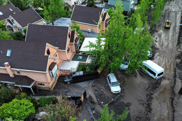 Santiago, October 9, 2026 Consequences of a mudslide that affected the area from San Carlos de Apoquindo to Los Dominicos in the Las Condes district, causing widespread damage and sweeping away vehicles and people. Diego Martin Aton, Chile, Aton 1198077 jpeg  Copyright: DIEGOxMARTIN ATONxCHILE