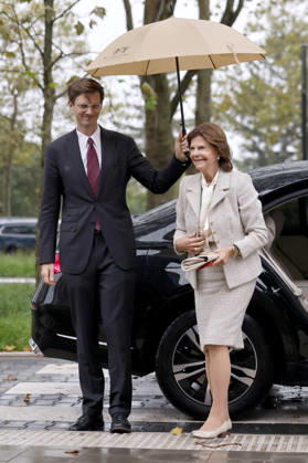 Queen Silvia of Sweden during her visit to the Luisen Gymnasium in Düsseldorf. The Queen attended the Luisen Gymnasium in Düsseldorf during her school years; today, it is located in a new building at a different site. Düsseldorf, October 9, 2026, North Rhine-Westphalia, Germany Copyright: xChristophxHardtx