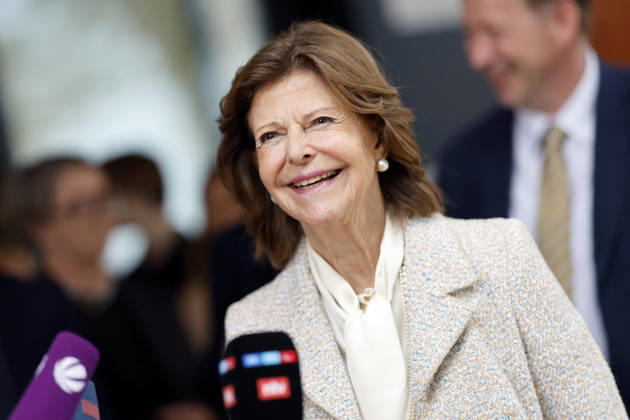 Queen Silvia of Sweden during her visit to the Luisen Gymnasium in Düsseldorf. The Queen attended the Luisen Gymnasium in Düsseldorf during her school years; today, it is located in a new building at a different site. Düsseldorf, October 9, 2026, North Rhine-Westphalia, Germany Copyright: xChristophxHardtx