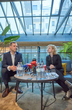 - Wien 09.10.2026 - Nach den gestrigen Entscheidungen um die interimistische Parteiführung der Bundes-SPÖ gab es heute im Hotel Gilbert eine Pressekonferenz der neuen geschäftführenden Dopplspitze der SPÖ die bis Anfang 2027 die Geschäfte leiten wird bis ein neuer SPÖ Bundesparteivorstand gewählt wird. PHOTO: Die Übergangsvorsitzenden der SPÖ, Klubobmann Philip Kucher (L), Frauenchefin Eva-Maria Holzleitner beim Pressegspräch. Vienna (AUSTRIA) - Following yesterday’s decisions regarding the interim leadership of the federal SPÖ, a press conference was held today at the Hotel Gilbert by the SPÖ’s new co-leadership team, which will manage the party’s affairs until early 2027, when a new federal executive committee of the SPÖ is elected.
