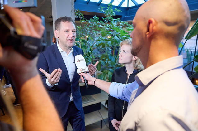 - Wien 09.10.2026 - Nach den gestrigen Entscheidungen um die interimistische Parteiführung der Bundes-SPÖ gab es heute im Hotel Gilbert eine Pressekonferenz der neuen geschäftführenden Dopplspitze der SPÖ die bis Anfang 2027 die Geschäfte leiten wird bis ein neuer SPÖ Bundesparteivorstand gewählt wird. PHOTO: Die Übergangsvorsitzenden der SPÖ, Klubobmann Philip Kucher (L), Frauenchefin Eva-Maria Holzleitner beim Pressegspräch. Vienna (AUSTRIA) - Following yesterday’s decisions regarding the interim leadership of the federal SPÖ, a press conference was held today at the Hotel Gilbert by the SPÖ’s new co-leadership team, which will manage the party’s affairs until early 2027, when a new federal executive committee of the SPÖ is elected.