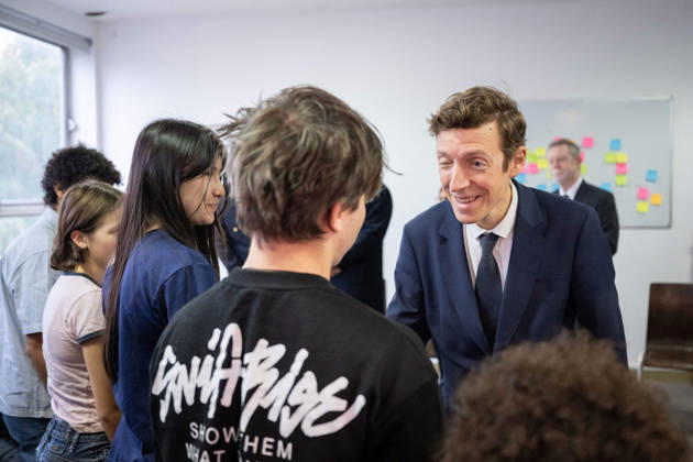 Edouard Geffray Visit an High School Lycee - Cachan French Education Minister Edouard Geffray speaks to students during a visit to the high school Lycee Polyvalent de Cachan, in Cachan, on the outskirts of Paris, France on October 9, 2026, on the sidelines of a nationwide protest movement of students over learning conditions. Photo by Alexis Jumeau ABACAPRESS.COM Cachan France Copyright: xJumeauxAlexis ABACAx