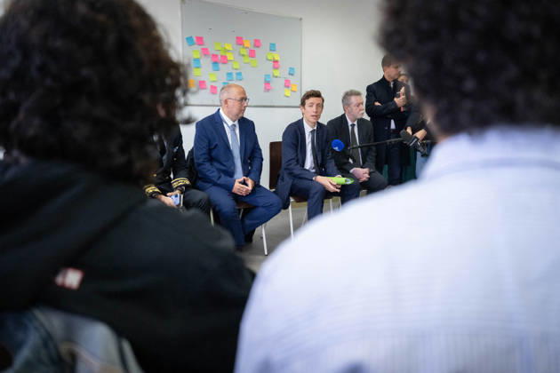 Edouard Geffray Visit an High School Lycee - Cachan French Education Minister Edouard Geffray, flanked by Headteacher Antoine Milovanovic and Head of the Creteil Education Authority Jean-François Chanet speaks to students during a visit to the high school Lycee Polyvalent de Cachan, in Cachan, on the outskirts of Paris, France on October 9, 2026, on the sidelines of a nationwide protest movement of students over learning conditions. Photo by Alexis Jumeau ABACAPRESS.COM Cachan France Copyright: xJumeauxAlexis ABACAx