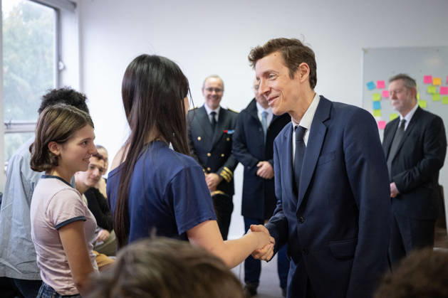 Edouard Geffray Visit an High School Lycee - Cachan French Education Minister Edouard Geffray speaks to students during a visit to the high school Lycee Polyvalent de Cachan, in Cachan, on the outskirts of Paris, France on October 9, 2026, on the sidelines of a nationwide protest movement of students over learning conditions. Photo by Alexis Jumeau ABACAPRESS.COM Cachan France Copyright: xJumeauxAlexis ABACAx