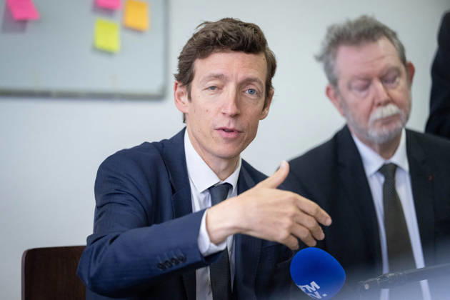 Edouard Geffray Visit an High School Lycee - Cachan French Education Minister Edouard Geffray speaks to students during a visit to the high school Lycee Polyvalent de Cachan, in Cachan, on the outskirts of Paris, France on October 9, 2026, on the sidelines of a nationwide protest movement of students over learning conditions. Photo by Alexis Jumeau ABACAPRESS.COM Cachan France Copyright: xJumeauxAlexis ABACAx