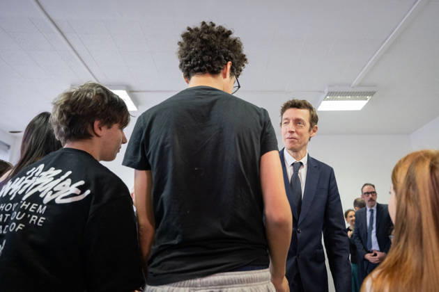 Edouard Geffray Visit an High School Lycee - Cachan French Education Minister Edouard Geffray speaks to students during a visit to the high school Lycee Polyvalent de Cachan, in Cachan, on the outskirts of Paris, France on October 9, 2026, on the sidelines of a nationwide protest movement of students over learning conditions. Photo by Alexis Jumeau ABACAPRESS.COM Cachan France  Copyright: xJumeauxAlexis ABACAx