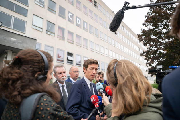 Edouard Geffray Visit an High School Lycee - Cachan French Education Minister Edouard Geffray speaks to the press after a visit to the high school Lycee Polyvalent de Cachan, in Cachan, on the outskirts of Paris, France on October 9, 2026, on the sidelines of a nationwide protest movement of students over learning conditions. Photo by Alexis Jumeau ABACAPRESS.COM Cachan France Copyright: xJumeauxAlexis ABACAx
