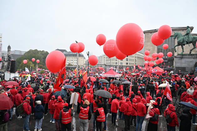 Strike in Belgium disrupts transport BRUSSELS, BELGIUM - OCTOBER 9: Demonstrators carrying trade union flags gather in a central square in Brussels, Belgium on October 9, 2026, during a nationwide strike protesting proposed federal austerity measures and public spending cuts. Organized by major trade union confederations ABVV-FGTB and ACV-CSC, the mass rally coincided with severe transportation disruptions across the country, including approximately 140 flight cancellations at Brussels Airport. Dursun Aydemir Anadolu Brussels Belgium. Editorial use only. Please get in touch for any other usage. Copyright: x2026xAnadoluxDursunxAydemirx