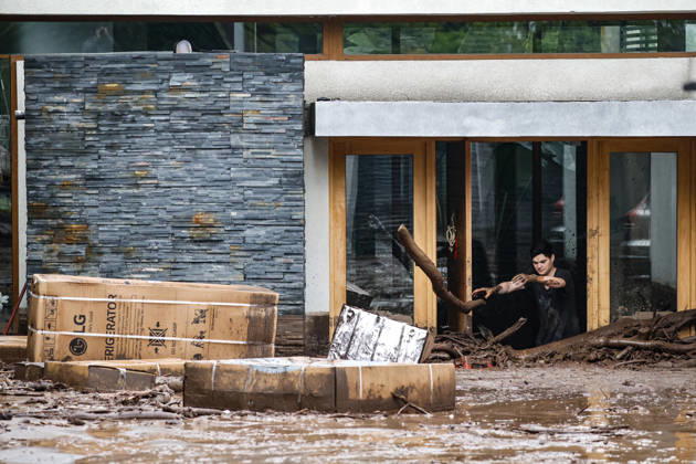Santiago, October 9, 2026: Consequences of a mudslide that affected the area from San Carlos de Apoquindo to Los Dominicos in the Las Condes district, causing widespread damage and sweeping away vehicles and people. Diego Martin Aton, Chile, Aton 1198107 jpeg  Copyright: DIEGOxMARTIN ATONxCHILE