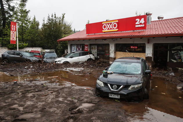Santiago, October 9, 2026 Consequences of a mudslide that affected the area from San Carlos de Apoquindo to Los Dominicos in the Las Condes district, causing widespread damage and sweeping away vehicles and people. Diego Martin Aton, Chile, Aton 1198109 jpeg  Copyright: DIEGOxMARTIN ATONxCHILE