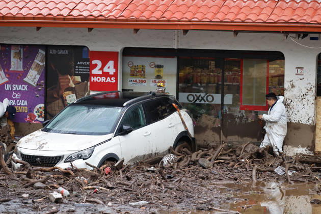 Santiago, October 9, 2026 Consequences of a mudslide that affected the area from San Carlos de Apoquindo to Los Dominicos in the Las Condes district, causing widespread damage and sweeping away vehicles and people. Diego Martin Aton, Chile, Aton 1198110 jpeg  Copyright: DIEGOxMARTIN ATONxCHILE