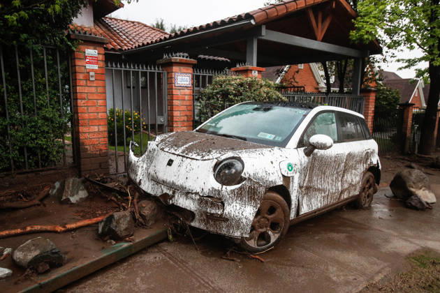 Santiago, October 9, 2026: Consequences of a mudslide that affected the area from San Carlos de Apoquindo to Los Dominicos in the Las Condes district, causing widespread damage and sweeping away vehicles and people. Diego Martin Aton, Chile, Aton 1198093 jpeg  Copyright: DIEGOxMARTIN ATONxCHILE