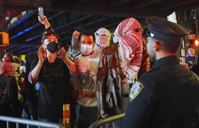 Protesters rally after ICE shooting of New York man in car with child inside NEW YORK, UNITED STATES - OCTOBER 08: Protesters rally after an Immigration and Customs Enforcement (ICE) agent shot a man as he sat in a car with a child inside on October 8, 2026, in New York City, U.S. Selcuk Acar Anadolu New York United States. Editorial use only. Please get in touch for any other usage. Copyright: x2026xAnadoluxSelcukxAcarx