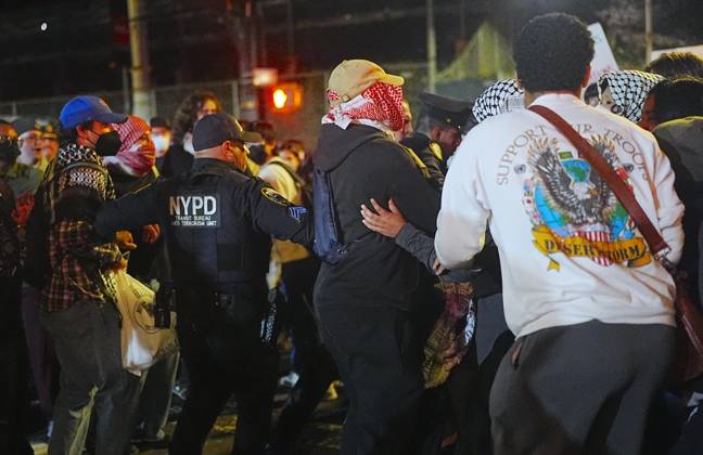 Protesters rally after ICE shooting of New York man in car with child inside NEW YORK, UNITED STATES - OCTOBER 08: Protesters rally after an Immigration and Customs Enforcement (ICE) agent shot a man as he sat in a car with a child inside on October 8, 2026, in New York City, U.S. Selcuk Acar Anadolu New York United States. Editorial use only. Please get in touch for any other usage. Copyright: x2026xAnadoluxSelcukxAcarx