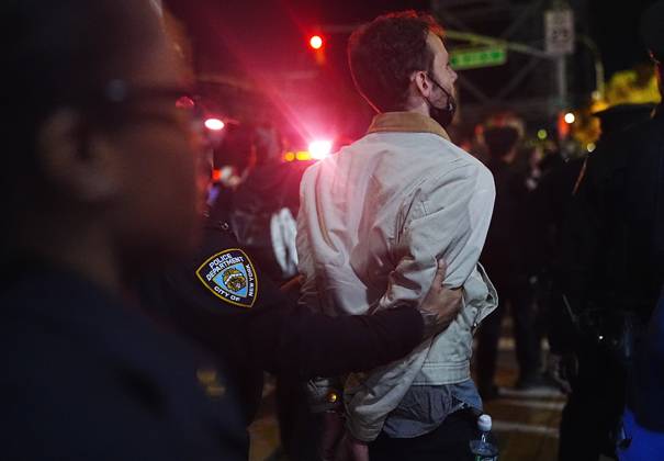 Protesters rally after ICE shooting of New York man in car with child inside NEW YORK, UNITED STATES - OCTOBER 08: Protesters rally after an Immigration and Customs Enforcement (ICE) agent shot a man as he sat in a car with a child inside on October 8, 2026, in New York City, U.S. Selcuk Acar Anadolu New York United States. Editorial use only. Please get in touch for any other usage. Copyright: x2026xAnadoluxSelcukxAcarx