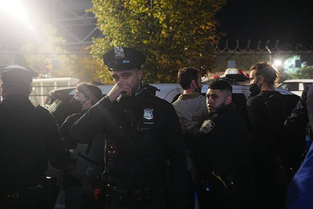 Protesters rally after ICE shooting of New York man in car with child inside NEW YORK, UNITED STATES - OCTOBER 08: Protesters rally after an Immigration and Customs Enforcement (ICE) agent shot a man as he sat in a car with a child inside on October 8, 2026, in New York City, U.S. Selcuk Acar Anadolu New York United States. Editorial use only. Please get in touch for any other usage. Copyright: x2026xAnadoluxSelcukxAcarx