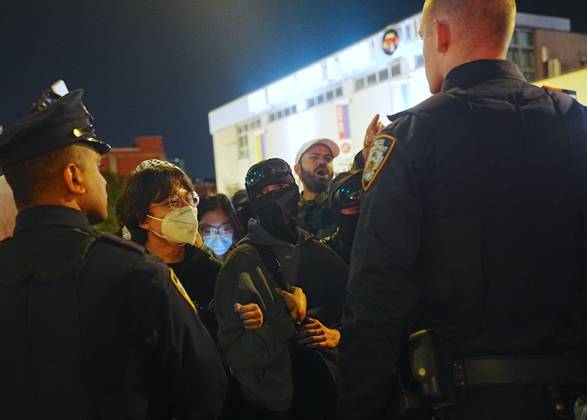 Protesters rally after ICE shooting of New York man in car with child inside NEW YORK, UNITED STATES - OCTOBER 08: Protesters rally after an Immigration and Customs Enforcement (ICE) agent shot a man as he sat in a car with a child inside on October 8, 2026, in New York City, U.S. Selcuk Acar Anadolu New York United States. Editorial use only. Please get in touch for any other usage. Copyright: x2026xAnadoluxSelcukxAcarx