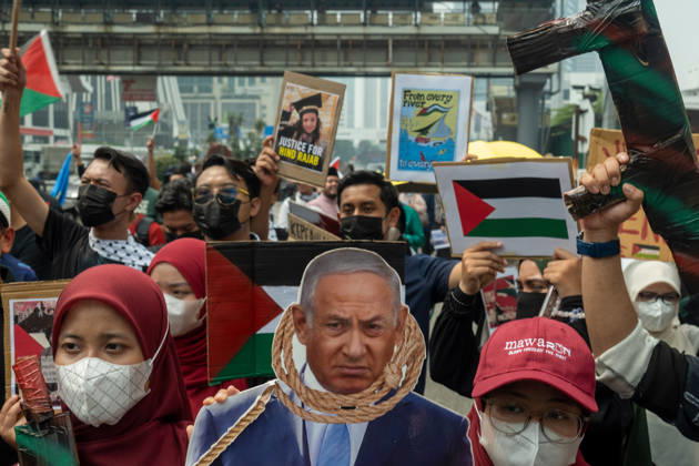 October 9, 2026, Kuala Lumpur, Malaysia: Protesters hold up mockup of depicting Israeli Prime Minister Benjamin Netanyahu and placard during Global Day of Action : March for Palestine in Kuala Lumpur, Malaysia. Kuala Lumpur Malaysia - ZUMAr146 20261009_zap_r146_001 Copyright: xAsyrafxRasidx