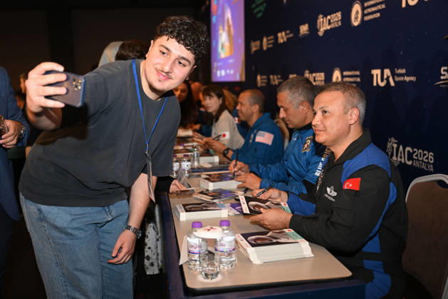 Astronauts meet visitors at autograph session during International Astronautical Congress ANTALYA, TURKIYE - OCTOBER 09: Astronauts from various countries meet visitors during an autograph session on Public Day of the 77th International Astronautical Congress (IAC 2026) at the NEST Congress Center in Antalya, Turkiye, on October 09, 2026. Organized by the International Astronautical Federation (IAF) under the coordination of the Ministry of Industry and Technology and hosted by the Turkish Space Agency (TUA) and SAHA Istanbul, the congress opens its doors to the public on its final day. Muhammed Abdullah Kurtar Anadolu Antalya Turkey. Editorial use only. Please get in touch for any other usage. Copyright: x2026xAnadoluxMuhammedxAbdullahxKurtarx