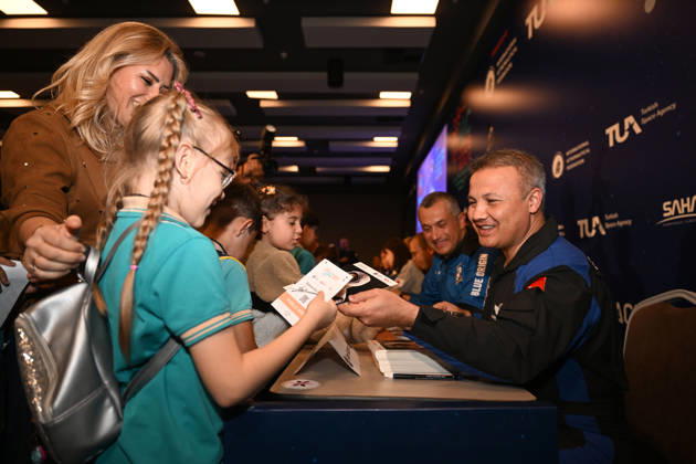 Astronauts meet visitors at autograph session during International Astronautical Congress ANTALYA, TURKIYE - OCTOBER 09: Astronauts from various countries meet visitors during an autograph session on Public Day of the 77th International Astronautical Congress (IAC 2026) at the NEST Congress Center in Antalya, Turkiye, on October 09, 2026. Organized by the International Astronautical Federation (IAF) under the coordination of the Ministry of Industry and Technology and hosted by the Turkish Space Agency (TUA) and SAHA Istanbul, the congress opens its doors to the public on its final day. Muhammed Abdullah Kurtar Anadolu Antalya Turkey. Editorial use only. Please get in touch for any other usage. Copyright: x2026xAnadoluxMuhammedxAbdullahxKurtarx