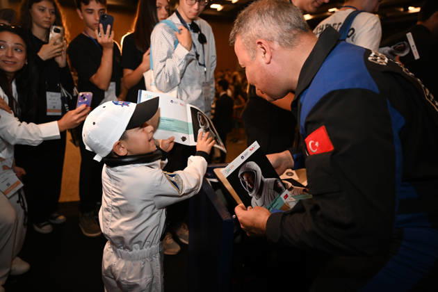Astronauts meet visitors at autograph session during International Astronautical Congress ANTALYA, TURKIYE - OCTOBER 09: Astronauts from various countries meet visitors during an autograph session on Public Day of the 77th International Astronautical Congress (IAC 2026) at the NEST Congress Center in Antalya, Turkiye, on October 09, 2026. Organized by the International Astronautical Federation (IAF) under the coordination of the Ministry of Industry and Technology and hosted by the Turkish Space Agency (TUA) and SAHA Istanbul, the congress opens its doors to the public on its final day. Muhammed Abdullah Kurtar Anadolu Antalya Turkey. Editorial use only. Please get in touch for any other usage. Copyright: x2026xAnadoluxMuhammedxAbdullahxKurtarx