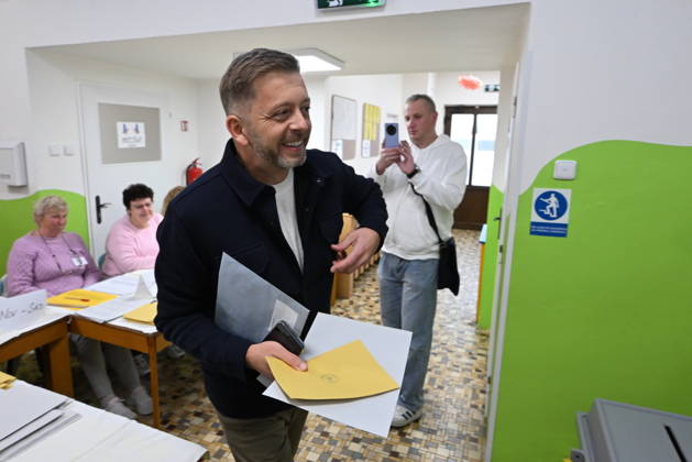 The two-day elections to municipal assemblies started in the Czech Republic together with the first round of the elections to one-third of the Senate, on October 9, 2026. On the photo Vit Rakusan, chairman of the STAN movement, will cast his vote in the municipal and Senate elections in Kolin. (CTKxPhoto JosefxVostarek) CTKPhotoP2026100905617  CTKPhotoP2026100905617