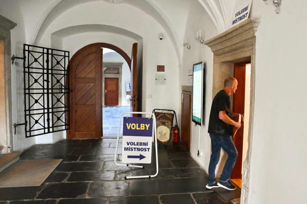 The two-day elections to municipal assemblies started in the Czech Republic together with the first round of the elections to one-third of the Senate, on October 9, 2026. On the photo polling place for municipal elections in Stara Ves nad Ondrejnici. (CTKxPhoto JaroslavxOzana) CTKPhotoP2026100905664  CTKPhotoP2026100905664