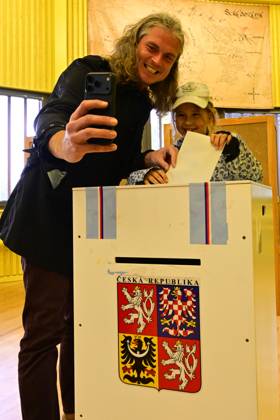 The two-day elections to municipal assemblies started in the Czech Republic together with the first round of the elections to one-third of the Senate, on October 9, 2026. On the photo polling place for municipal elections in Libeznice. (CTKxPhoto VitxSimanek) CTKPhotoP2026100905912  CTKPhotoP2026100905912