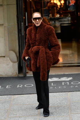 Céline Dion greets her fans as she leaves the Royal Monceau hotel in Paris, before heading to La Plenitude Arena in Paris La Défense to continue her concert series on October 9, 2026. The night before, the Quebec star stumbled on stage and then forgot some of the lyrics to her song, Pour que tu m’aimes encore during the finale of her show. Clément Prioli, Bestimage. Céline Dion greets fans as she leaves the Royal Monceau Hotel in Paris, before heading to the Paris La Défense Arena to continue her concert series on October 9, 2026. The previous evening, the Quebec star stumbled on stage and forgot some of the lyrics to her song Pour que tu m’aimes encore during the show’s finale. Paris, France Copyright: xClà mentxPrioli BestimagexClà mentxPrioli Bestimagex