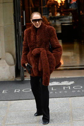 Céline Dion greets her fans as she leaves the Royal Monceau hotel in Paris, before heading to La Plenitude Arena in Paris La Défense to continue her concert series on October 9, 2026. The night before, the Quebec star stumbled on stage and then forgot some of the lyrics to her song, Pour que tu m’aimes encore during the finale of her show. Clément Prioli, Bestimage. Céline Dion greets fans as she leaves the Royal Monceau Hotel in Paris, before heading to the Paris La Défense Arena to continue her concert series on October 9, 2026. The previous evening, the Quebec star stumbled on stage and forgot some of the lyrics to her song Pour que tu m’aimes encore during the show’s finale. Paris, France Copyright: xClà mentxPrioli BestimagexClà mentxPrioli Bestimagex