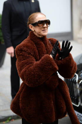 Céline Dion greets her fans as she leaves the Royal Monceau hotel in Paris, before heading to La Plenitude Arena in Paris La Défense to continue her concert series on October 9, 2026. The night before, the Quebec star stumbled on stage and then forgot some of the lyrics to her song, Pour que tu m’aimes encore during the finale of her show. Clément Prioli, Bestimage. Céline Dion greets fans as she leaves the Royal Monceau Hotel in Paris, before heading to the Paris La Défense Arena to continue her concert series on October 9, 2026. The previous evening, the Quebec star stumbled on stage and forgot some of the lyrics to her song Pour que tu m’aimes encore during the show’s finale. Paris, France Copyright: xClà mentxPrioli BestimagexClà mentxPrioli Bestimagex