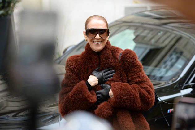 Céline Dion greets her fans as she leaves the Royal Monceau hotel in Paris, before heading to La Plenitude Arena in Paris La Défense to continue her concert series on October 9, 2026. The night before, the Quebec star stumbled on stage and then forgot some of the lyrics to her song, Pour que tu m’aimes encore during the finale of her show. Clément Prioli, Bestimage. Céline Dion greets fans as she leaves the Royal Monceau Hotel in Paris, before heading to the Paris La Défense Arena to continue her concert series on October 9, 2026. The previous evening, the Quebec star stumbled on stage and forgot some of the lyrics to her song Pour que tu m’aimes encore during the show’s finale. Paris, France Copyright: xClà mentxPrioli BestimagexClà mentxPrioli Bestimagex