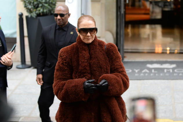 Céline Dion greets her fans as she leaves the Royal Monceau hotel in Paris, before heading to La Plenitude Arena in Paris La Défense to continue her concert series on October 9, 2026. The night before, the Quebec star stumbled on stage and then forgot some of the lyrics to her song, Pour que tu m’aimes encore during the finale of her show. Clément Prioli, Bestimage. Céline Dion greets fans as she leaves the Royal Monceau Hotel in Paris, before heading to the Paris La Défense Arena to continue her concert series on October 9, 2026. The previous evening, the Quebec star stumbled on stage and forgot some of the lyrics to her song Pour que tu m’aimes encore during the show’s finale. Paris, France Copyright: xClà mentxPrioli BestimagexClà mentxPrioli Bestimagex