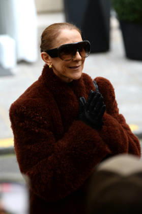 Céline Dion greets her fans as she leaves the Royal Monceau hotel in Paris, before heading to La Plenitude Arena in Paris La Défense to continue her concert series on October 9, 2026. The night before, the Quebec star stumbled on stage and then forgot some of the lyrics to her song, Pour que tu m’aimes encore during the finale of her show. Clément Prioli, Bestimage. Céline Dion greets fans as she leaves the Royal Monceau Hotel in Paris, before heading to the Paris La Défense Arena to continue her concert series on October 9, 2026. The previous evening, the Quebec star stumbled on stage and forgot some of the lyrics to her song Pour que tu m’aimes encore during the show’s finale. Paris, France Copyright: xClà mentxPrioli BestimagexClà mentxPrioli Bestimagex