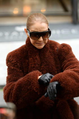 Céline Dion greets her fans as she leaves the Royal Monceau hotel in Paris, before heading to La Plenitude Arena in Paris La Défense to continue her concert series on October 9, 2026. The night before, the Quebec star stumbled on stage and then forgot some of the lyrics to her song, Pour que tu m’aimes encore during the finale of her show. Clément Prioli, Bestimage. Céline Dion greets fans as she leaves the Royal Monceau Hotel in Paris, before heading to the Paris La Défense Arena to continue her concert series on October 9, 2026. The previous evening, the Quebec star stumbled on stage and forgot some of the lyrics to her song Pour que tu m’aimes encore during the show’s finale. Paris, France Copyright: xClà mentxPrioli BestimagexClà mentxPrioli Bestimagex