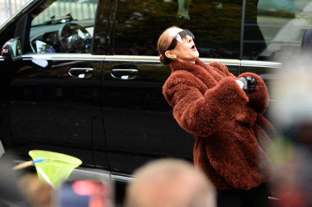 Céline Dion greets her fans as she leaves the Royal Monceau hotel in Paris, before heading to La Plenitude Arena in Paris La Défense to continue her concert series on October 9, 2026. The night before, the Quebec star stumbled on stage and then forgot some of the lyrics to her song, Pour que tu m’aimes encore during the finale of her show. Clément Prioli, Bestimage. Céline Dion greets fans as she leaves the Royal Monceau Hotel in Paris, before heading to the Paris La Défense Arena to continue her concert series on October 9, 2026. The previous evening, the Quebec star stumbled on stage and forgot some of the lyrics to her song Pour que tu m’aimes encore during the show’s finale. Paris, France Copyright: xClà mentxPrioli BestimagexClà mentxPrioli Bestimagex
