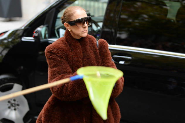 Céline Dion greets her fans as she leaves the Royal Monceau hotel in Paris, before heading to La Plenitude Arena in Paris La Défense to continue her concert series on October 9, 2026. The night before, the Quebec star stumbled on stage and then forgot some of the lyrics to her song, Pour que tu m’aimes encore during the finale of her show. Clément Prioli, Bestimage. Céline Dion greets fans as she leaves the Royal Monceau Hotel in Paris, before heading to the Paris La Défense Arena to continue her concert series on October 9, 2026. The previous evening, the Quebec star stumbled on stage and forgot some of the lyrics to her song Pour que tu m’aimes encore during the show’s finale. Paris, France Copyright: xClà mentxPrioli BestimagexClà mentxPrioli Bestimagex